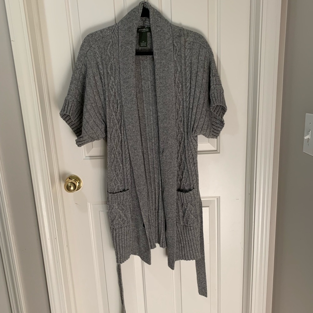 Women’s gray waist tie sweater, short sleeve.